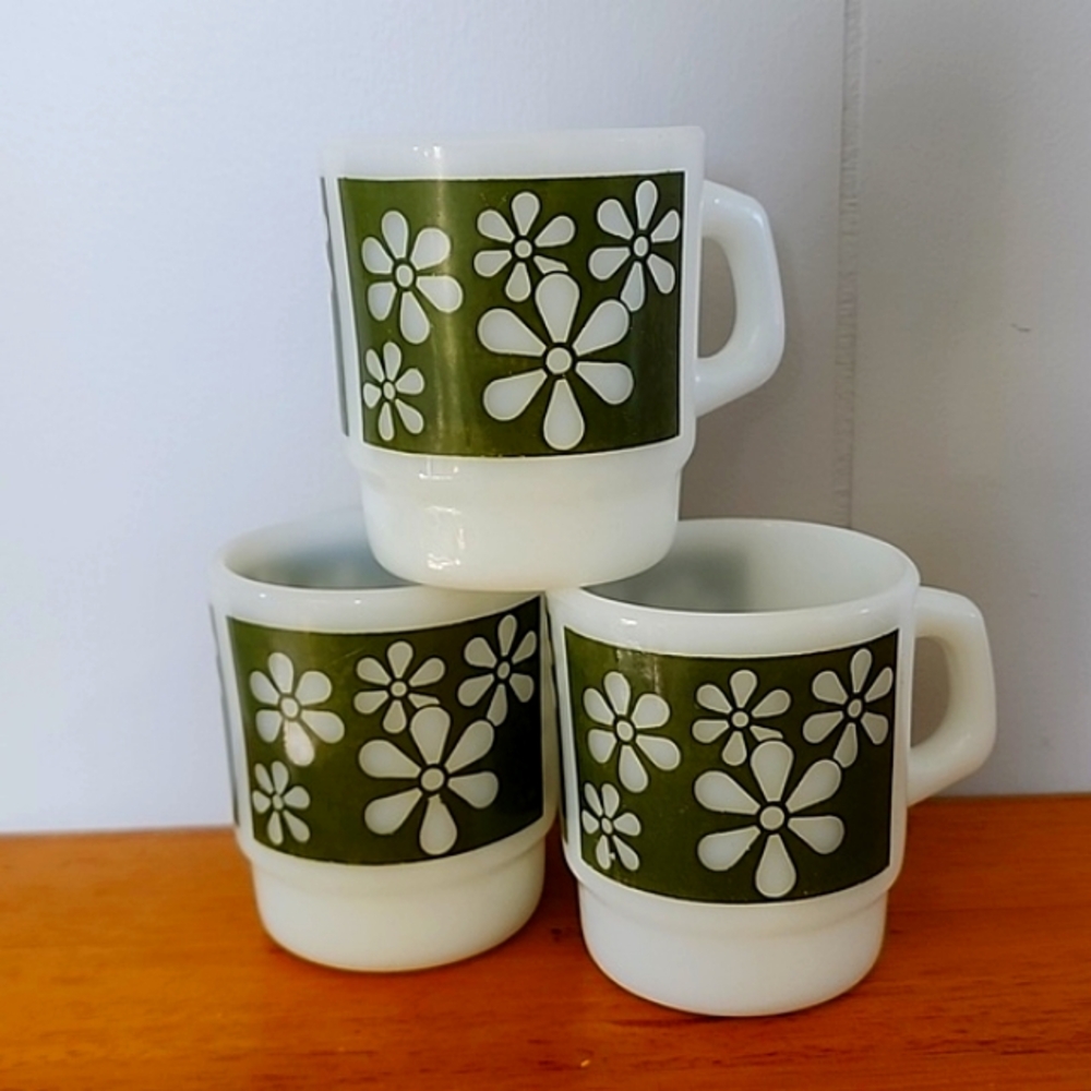 Anchor Hocking Fire King Green Daisy Flowers Milk Glass Coffee Mug Tea